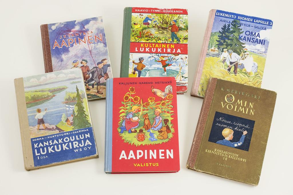 Kuvat: RyhmäRenki Kirsi Alastalo 2017 Kuvauspaikka: Espoon kaupunginmuseo, Kuvien esineet,