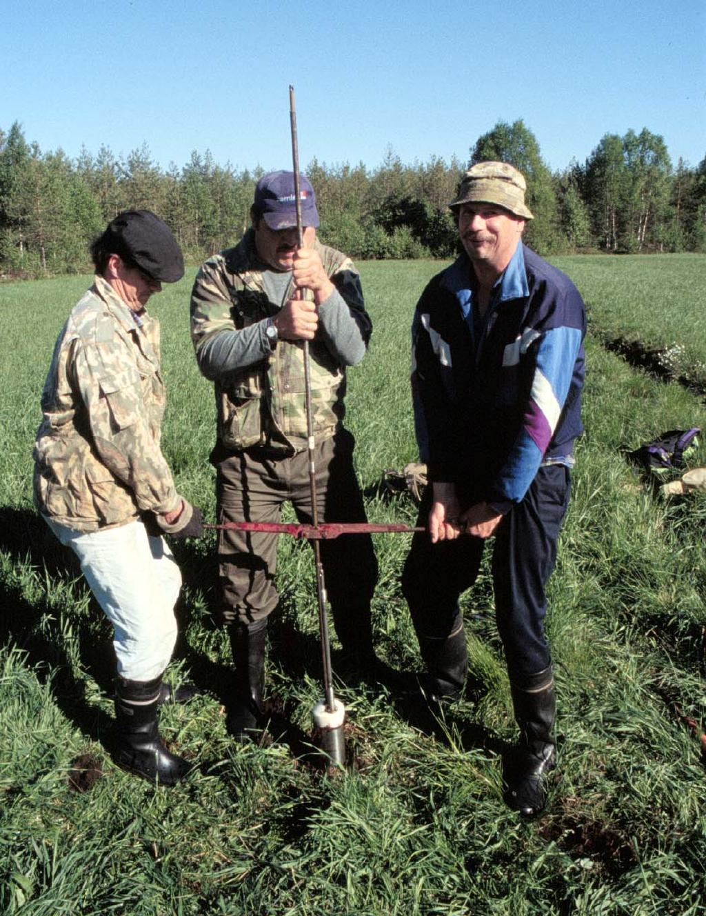 Kiuruvedellä tutkitut suot ja niiden turvevarat. Osa 5 Kuva 9. äytteenottoa Kunnassuon turvepellolla tilavuustarkalla mäntäkairalla.