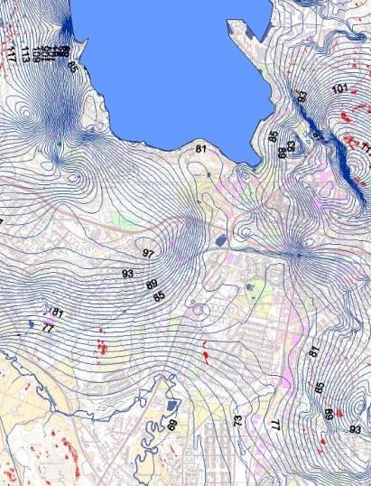 POHJAVESISELVITYS 3 Kuva 2. Pohjaveden pinnantaso esitettynä samanarvokäyrinä (Lahden ja Hollolan alueen pohjaveden virtausmallin päivitys, Artimo et al. 2012). 3.3 Vedenottamot Lahti Aqua Oy:n Urheilukeskuksen ja Launeen vedenottamot sijaitsevat pohjaveden virtaukseen nähden asemakaavamuutosalueen alapuolella.