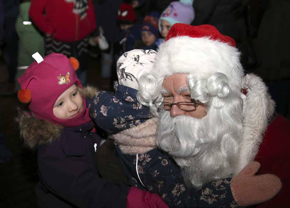 2017 n N:ro 48 JOULUPUKKI PIIPAHTI PIRKKALASSA.