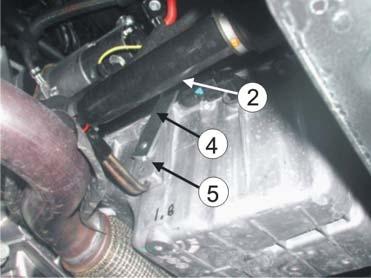Asenna lämmittimen kiinnike (4), mukana seuraavalla pultilla () ja jousilaatalla (3), vapaana olevaan kierteistettyyn reikään (A) moottorissa, mutta älä kiristä pulttia vielä.