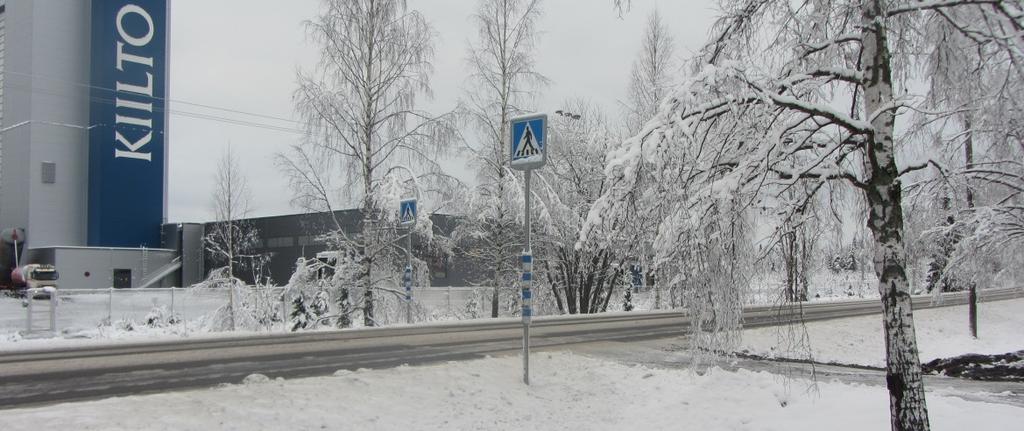 Nykytilanteessa jalankulkijan näkyvyys suojatiellä etenkin pimeällä on melko heikko, sillä suojatie sijaitsee valaisimien välissä.