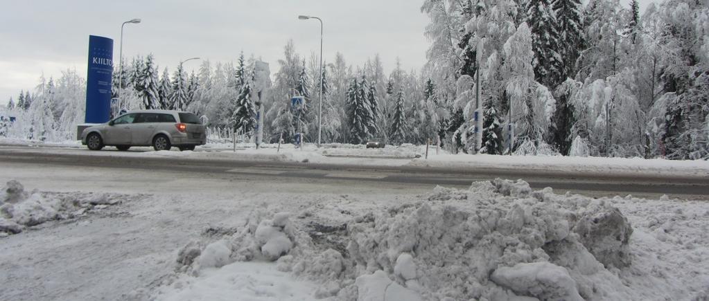 Suojatien yhteydessä maantiellä 130 sijaitsee pysäkkipari. Itäpuolella maantien 130 rinnalla kulkee jalankulku- ja pyöräilyväylä.