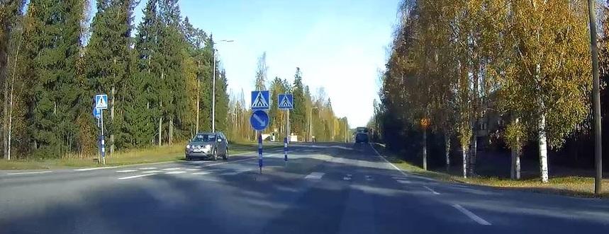 Mt 130 Kehätien liittymän suojatie ennen toimenpiteiden toteutusta (autokameran