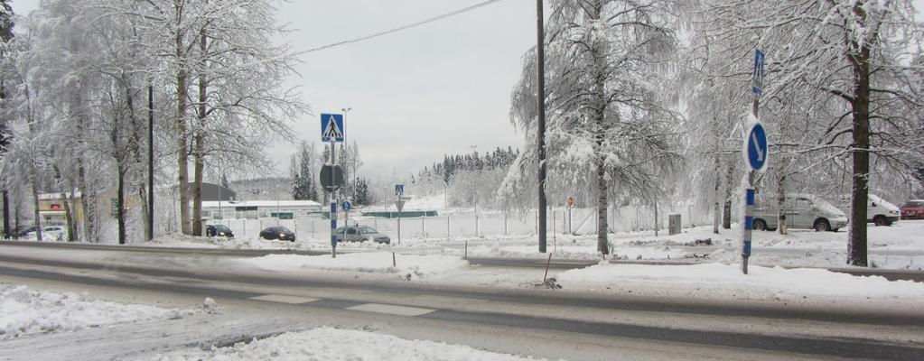 Suojatien itäpuolella on kerrostaloasuinalue sekä Sääksjärven koulun urheilukenttä sekä näiden parkkipaikat. Maantien 130 molemmin puolin kulkee jalankulkuja pyöräilyväylä.