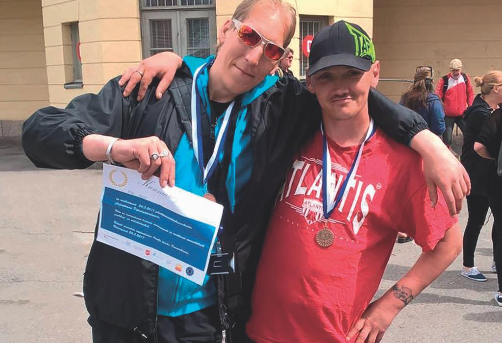 LUMIPALLOILMIÖITÄ Värväsin sellasen nuoren kundin mukaan toimintaan ja jakamaan flaijereita Maailman hepatiittipäivänä.