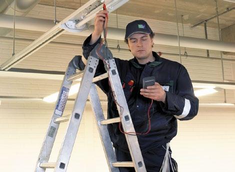 Koristajatel on oht alla kukkuda akende pesemisel ja mitmesuguste kõrgemate tasapindade, lagede, ventiilide jne. pühkimise ajal.