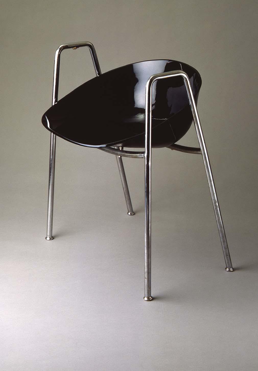 Yrjö Kukkapuron Karuselli-tuolin ergonominen muoto ja materiaalin, lasikuituvahvisteisen hartsin käyttö olivat uutta 1960-luvun kalustesuunnittelussa.