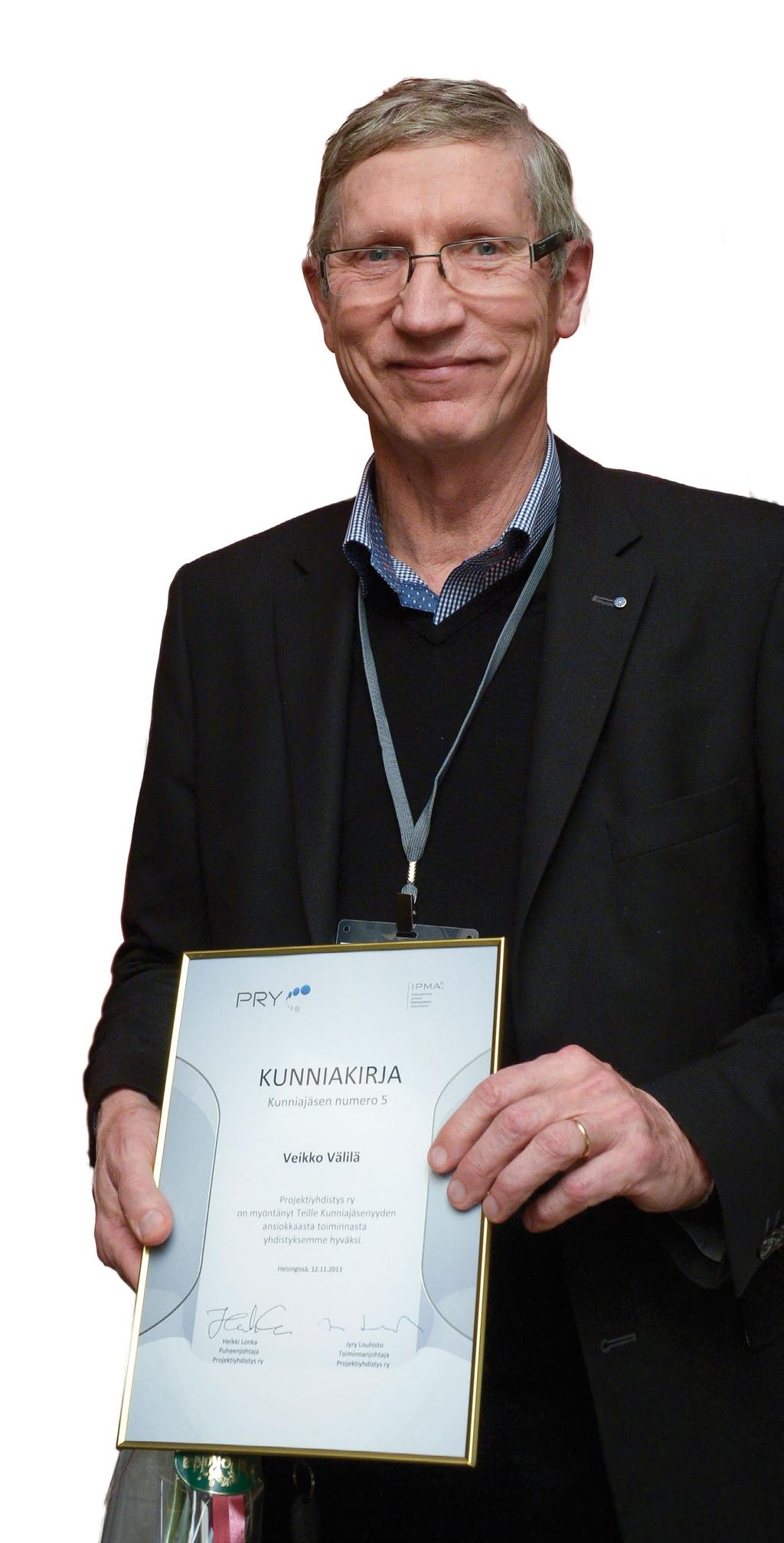 Kunniajäsen Henkilökohtaisia projektikokemuksia Veikko Välilä nimettiin Projektiyhdistyksen kunniajäseneksi Projektipäivien 2013 iltagaalassa.