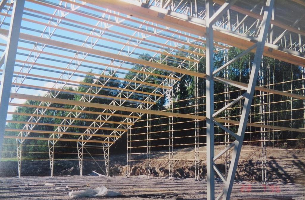 Kuva 8.3.1 Hallille tehtiin teräsrunko, joka laitettiin anturoiden päälle. Seiniin laitettiin 15 cm ja kattoon 20 cm mineraalivillaa. (Kuva 28.7.1996 Asko Vuorinen).