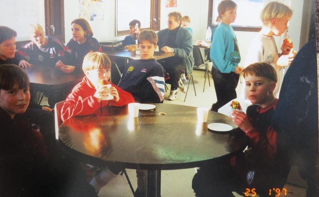 Kuva 8.3.3 Kahvilassa syötiin turnauksen välillä eväitä tammikuussa 1997. Osa kustannusten noususta voitiin kattaa sillä, kun muutamat seurat pystyivät maksamaan koko talven vuokran jo syksyllä.