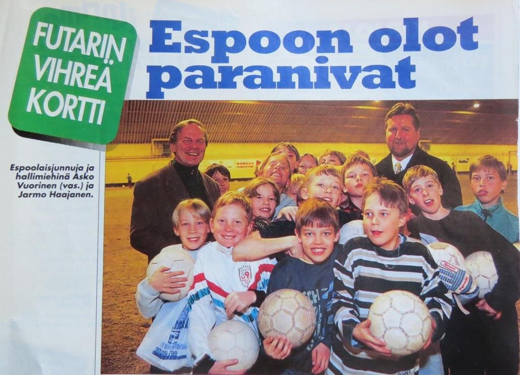 Kuva 8.3.5 Kauklahden jalkapallohalli sai Palloliiton Futari-lehden vuoden vihreän kortin. Kuvassa myös Jarmo Haajanen, joka oli FC Espoon silloinen puheenjohtaja.