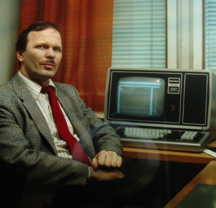 Mikrotietokone Olin syksyllä 1980 hankkimassa mikrotietokonetta laskelmien nopeuttamiseksi.