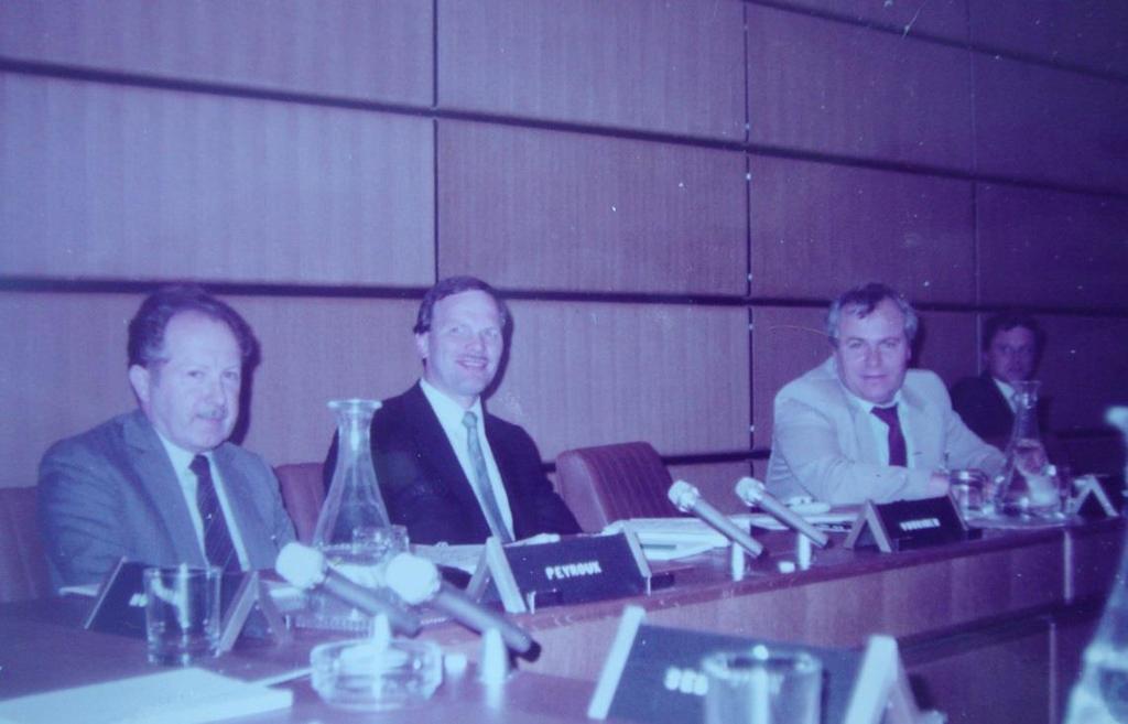 Vuonna 1984 olin SMPR-seminaarissa IAEA:n pääkonttorissa Wienissä selvittämässä pienten ydinvoimalaitosten kustannuksia. 4.