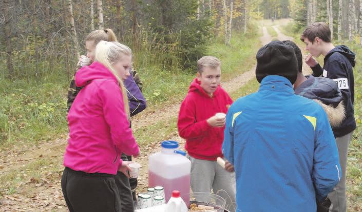 Päätehakkuurastilla arvioitiin puuston määrää sekä hyvän metsänhoidon suositusten mukaista uudistamiskypsyyttä. Siinä oppilaat pääsivät tekemään elävään puuhun reiän ihan luvan kanssa ikäkairalla.