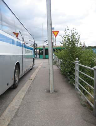 Pylväs keskellä jalkakäytävää (Pohjoinen Rautatiekatu). Huonokuntoinen jalkakäytävä, jossa keskellä väylää pylväs ja reunakiviä (Hietalahdenkatu).