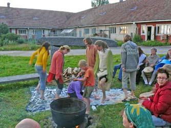 Alkuun tapahtuma oli avoin kaikille, mutta sitten päätimme, että se on meidän ihan oma kesäjuhlamme, johon tosin myös ystävät olivat tervetulleita.