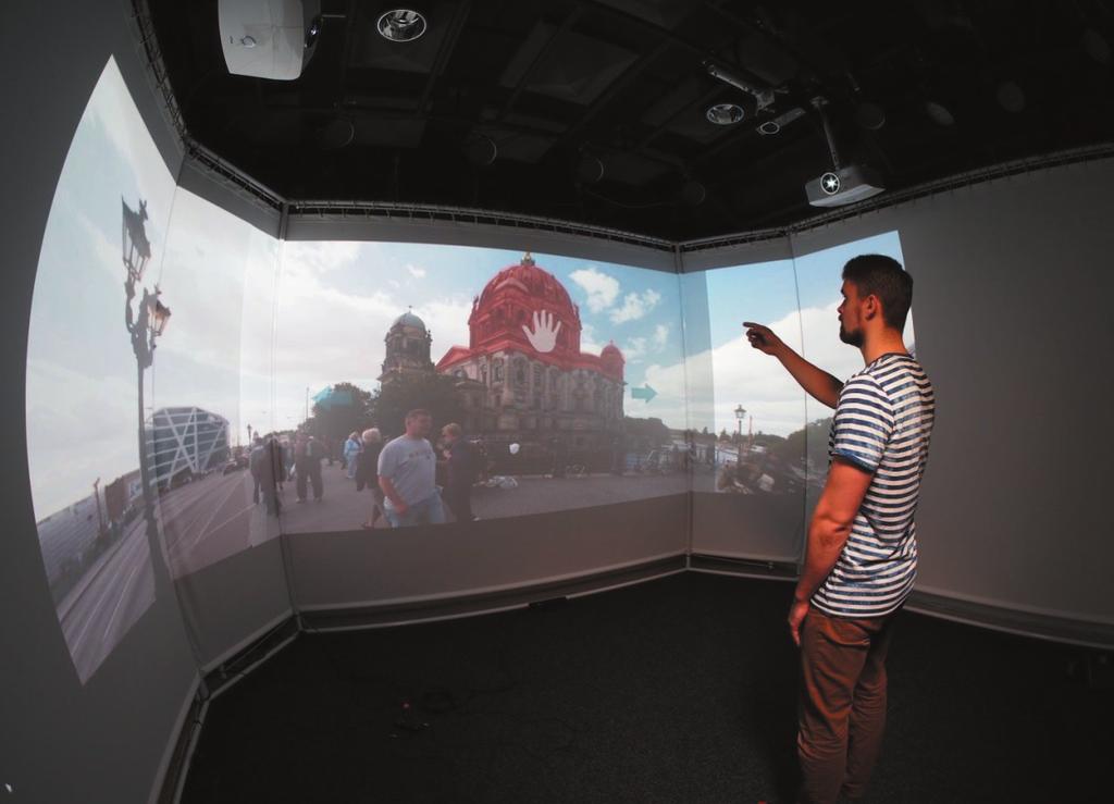 104 Kuva 12. CityCompass tarjoaa elekäyttöliittymän virtuaalisessa kaupungissa liikkumiseen ja siellä puhumiseen. (TAUCHI-tutkimuskeskus, Tampereen yliopisto, 2015.