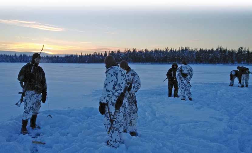 Neljä Yhdysvaltojen Merijalkaväen (US Marine Corps, USMC) ammatti sotilasta astui palvelukseen Kyläjärvellä osallistuakseen talvisodankäynnin peruskurssille (Cold Weather Operations Basic Course).