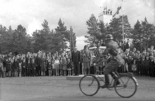 Everstiluutnantti evp Esko Hirviniemi Va vänrikkinä varuskunnan va päällikkönä Sodankylässä kesällä 1964 Esko Hirviniemi, vuoden 1964 va vänrikki Pohjanmaan Jääkäripataljoonassa, nykyinen