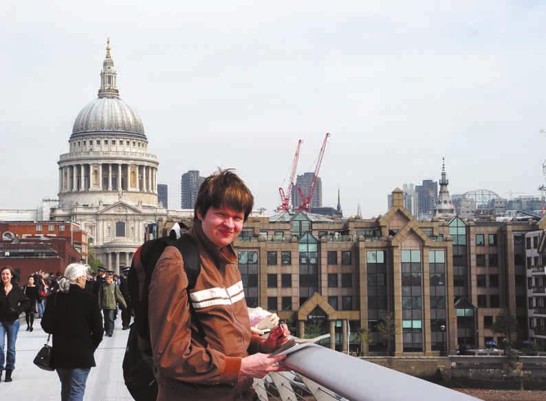 Kalevi Mäenpää Millennium Bridgellä, jonka kautta pääsee Tate Moderniin, nykytaiteen museoon, ja Globe-teatteriin. Taustalla häämöttää St. Paulin katedraali.