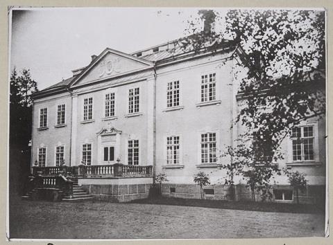 maitokeskuksessa, jonka tehtävänä oli elintarvikkeiden jakelu Helsingin seudulla. Hänen jälkeensä kartanon omisti hänen poikansa Carl August Ramsay (s.