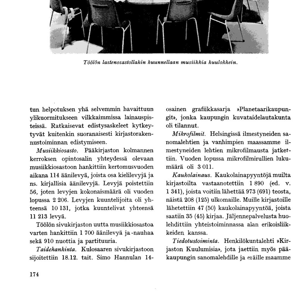 25. Kaupunginkirjasto f m ii m Töölön lastenosastollakin kuunnellaan musiikkia kuulokkein.
