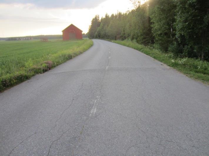 16 2.1.3 Tarkasteluväli 3 4 Tieosuuden alussa heti risteyksen jälkeen on kuvan 8 mukainen kohoama, joka johtuu kuivatuksen poikittaisrummusta.