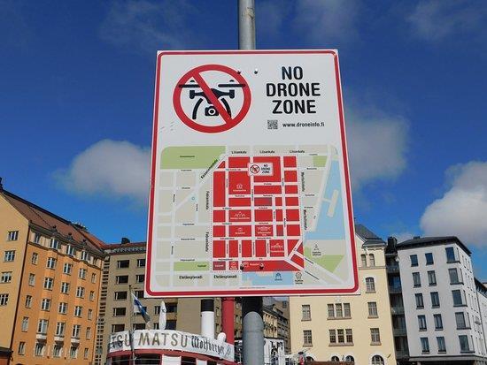 No Drone Zone kyltit Kylttien lisääminen kaduille ilmailunkieltoalueiden reunoille Kyltit saatiin