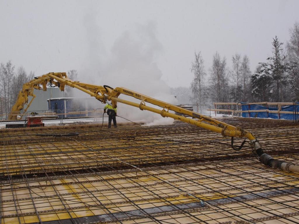 Kuva 8. Lumen ja jään poistaminen muotista höyryttämällä. 4.2 Holvin betonointi Holvin betonointi aloitetaan, kun pumppuauton linjasto on koottu (Kuva 9).