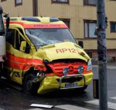 neljä ihmistä loukkaantunut poliisin mukaan hälytysajoneuvoille sattuu onnettomuuksia viikoittain Miksi?