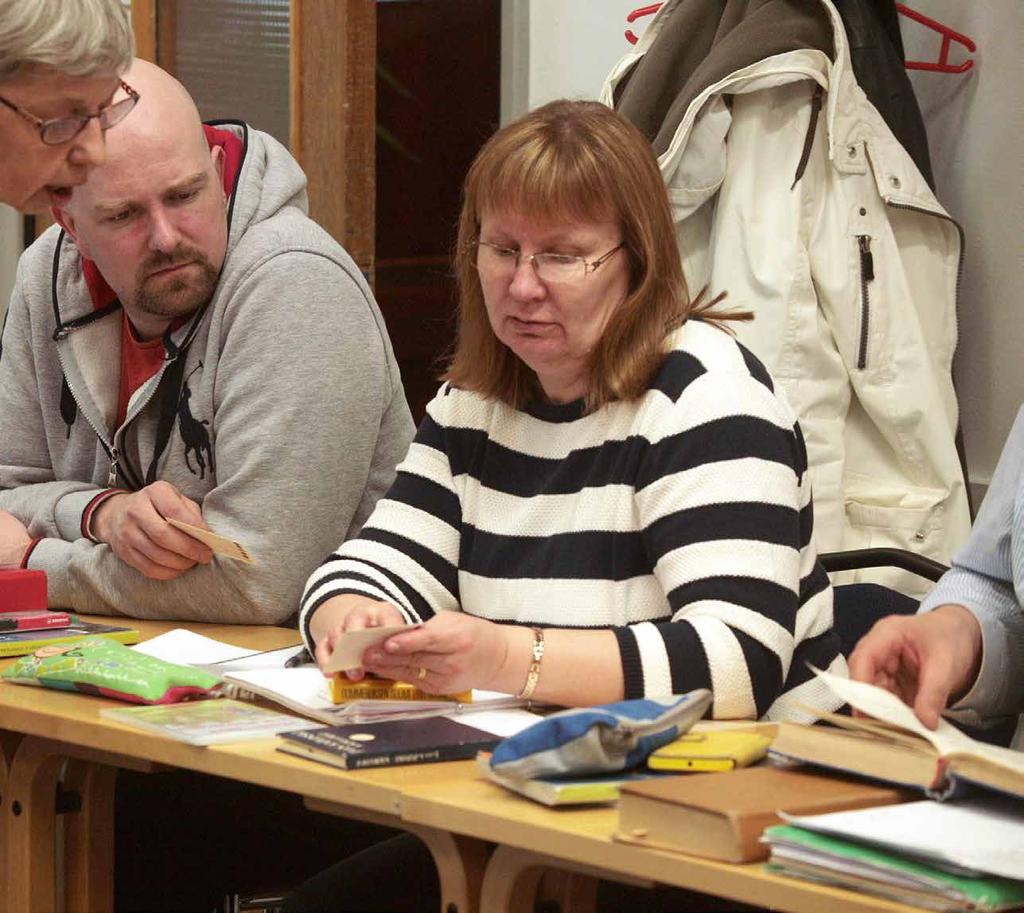 VIRO erilaisten leppoisien tehtävien avulla. Samalla tutustumme Viroon ja sen kulttuuriin. Kurssi sopii pari kolme vuotta kieltä opiskelleille. Opettajan materiaali. Taitotaso A2. Ilm. 7.9. mennessä.