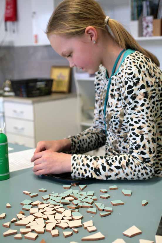 TEKSTIILITYÖ TEKSTIILITYÖ KÄSITYÖKOULU LAPSILLE JA NUORILLE Järvenpään Käsityökoulun opetus on lapsille ja nuorille suunnattua yleisen oppimäärän mukaista taiteen perusopetusta.