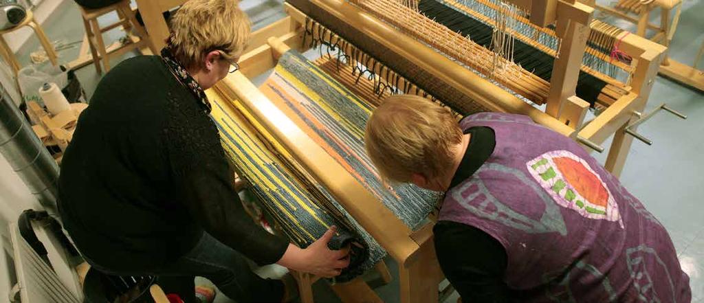 TEKSTIILITYÖ Kuva: Jari Tikka KÄDENTAITAJAT - SYKSY 9425 JÄRVENPÄÄN OPISTO, ovi C /Käsityötila 2. krs, to 17.45 20.45 29.9. 1.12.