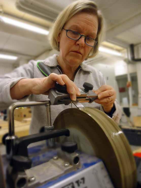 TEKNINEN TYÖ välineitä ja erilaisten materiaalien käyttöä eri tarkoituksiin. Mahdollisuus saada opastusta myös soittimien tekoon (kitara). Jokainen hankkii itse tarvikkeet.