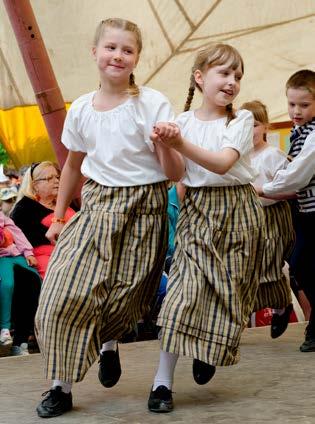 Koko perheen Kaustinen 16 Huom! Alle 7-vuotiaat lapset pääsevät festareille maksutta! Arto Kuorikoski Krista Järvelä Arto Kuorikoski Kaustisen kansanmusiikkijuhlat on mitä parhain kesäinen perhekohde.