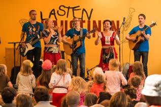 lastenkonsertteja ympäri festivaalialuetta. Mukana menossa ovat koko viikon ajan Kaustisen omat satakielet, iloiset ja lapsirakkaat Tradilinnut!