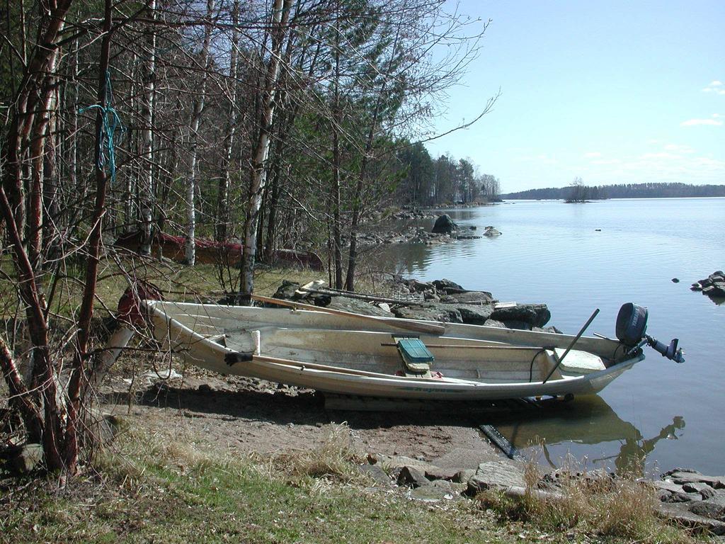 Kuva 3. Pirkanmaalaisen päätoimisen ammattikalastajan kalastusvene ja ranta-alue Pyhäjärvellä. (Kuva S. Ojalammi) 5.