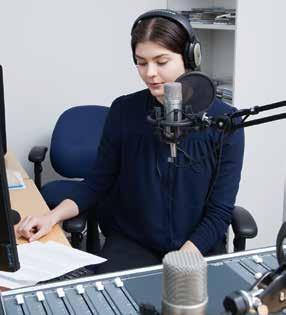 Journalismin opiskelija Emma Kataja äänittämässä radio-ohjelmaa äänitysstudiossa. Vähitellen on tarkoitus ryhtyä ideoimaan lopputyötä, joka on maksimissaan kymmenen minuutin mittainen lyhytelokuva.