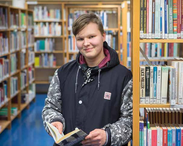 Joel Pöyhönen on aina viihtynyt ihmisten parissa. Siksi työ lähihoitajana kiinnostaa. Kansanopistojen juttu on yhteisöllisyys. VALMA VAHVISTI VALINNAN.