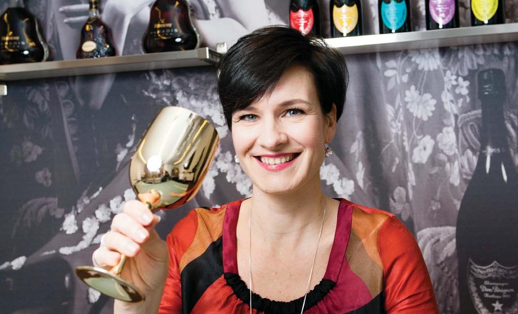 Annette Wikström iloitsee uudesta talouspäällikön tehtävästään samppanjatalo Moët & Hennessyllä.