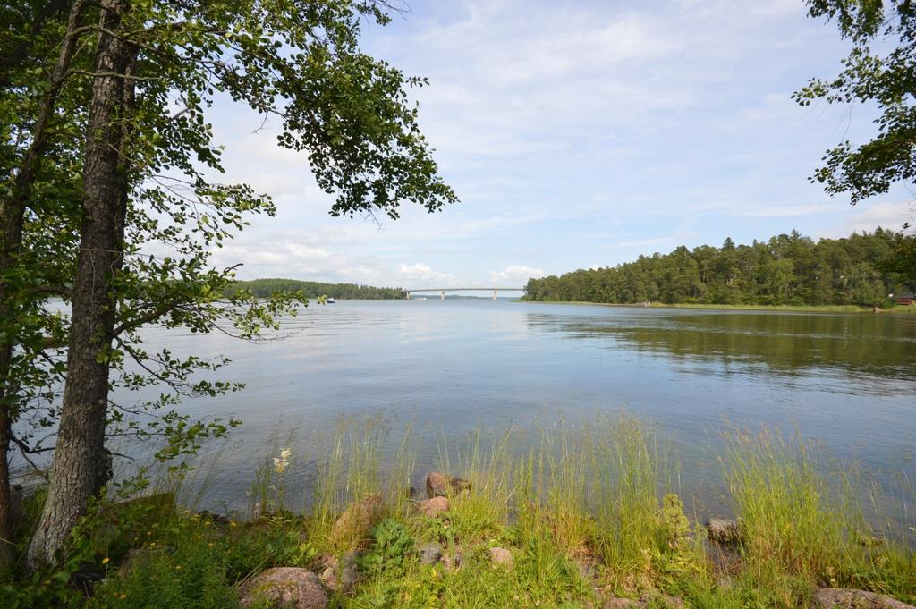 Porvoo - Emäsalo Suomi yhtiön tie Eslahdenpolku Vahvistetulla ranta-asemakaava-alueella myytävänä 7 kpl kovapohjaista merenrantaan rajoittuvia määräalatontteja vapaa-ajan kohteille.