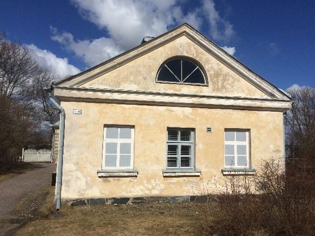2 Rakennus C 49 Myös rakennuksen C 49 eteläpäädyn makuuhuoneeseen on kahtena eri vuonna tehty kaksi erilaista sovellusta temperierung-menetelmästä sekä kosteusvaurioiden että seinästä hohkavan
