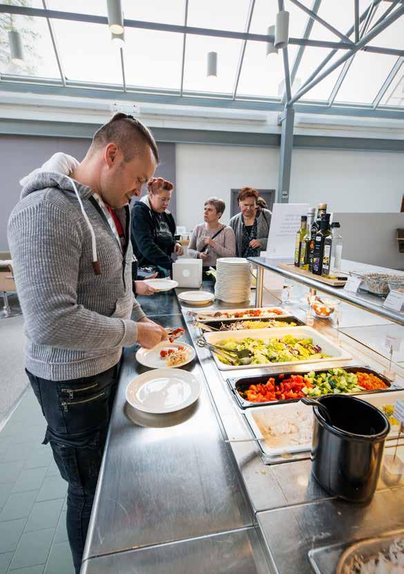 Alakohtaiset täydennyskurssit Täydennyskoulutus perehdyttää toimialan ajankohtaisiin kysymyksiin ja haasteisiin. Paranna valmiuksiasi vastata edunvalvonnan ja paikallisen sopimisen haasteisiin.