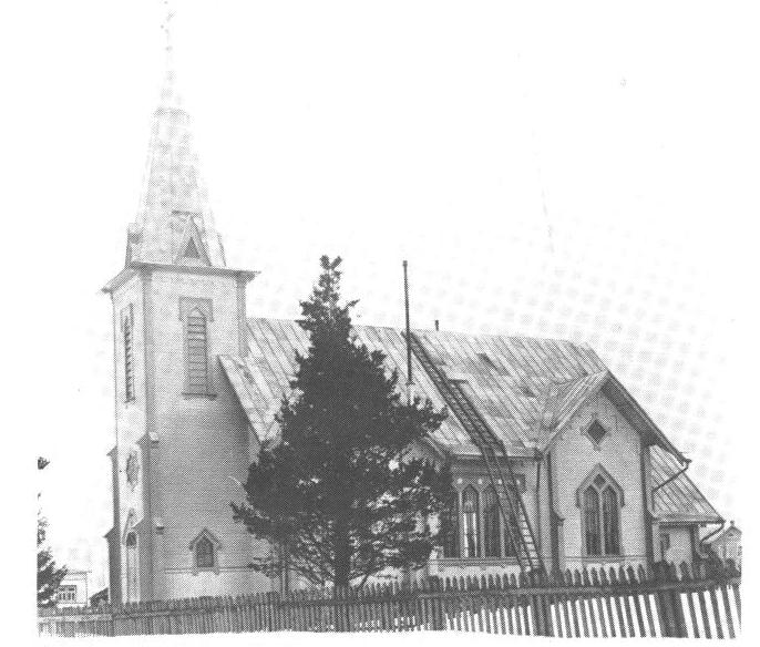KUVA: SALMIN EVANKELIS-LUTERILAINEN KIRKKO VUONNA 1939. VUONNA 1877 VALMISTUNEESEEN RUKOUSHUONEESEEN LISÄTTIIN TORNI VUONNA 1909. KUVA TEOKSESTA MEIJÄN SALMI KUVINA.