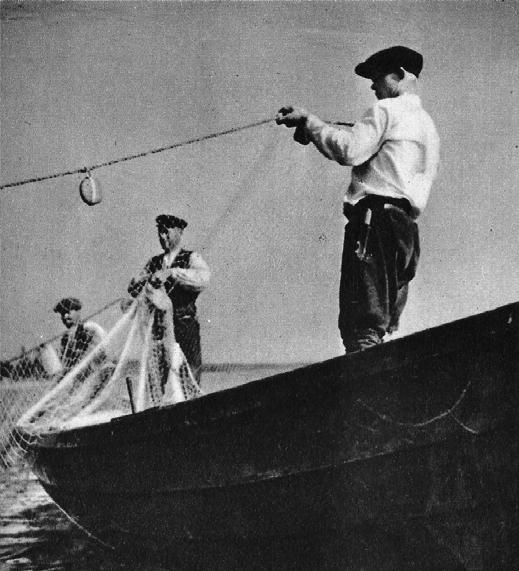 KUVA: KALASTUSTA MANSSILAN EDUSTALLA. KUVA TEOKSESTA KARJALA - MUISTOJEN MAA (OTAVA 1940).