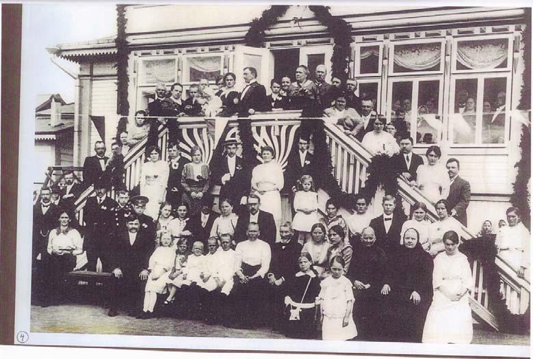 KUVA: MANJA HOSAINOFFIN JA KUNNANLÄÄKÄRI KAARLO KALSKEEN HÄÄT VUONNA 1915. (ASTA MÖRSKYN JA MIRJA MÖRSKY-ANDERSONIN ARKISTO.) Hosainoffit harjoittivat alkuun halkokauppaa Pietariin ja sen lisäksi mm.