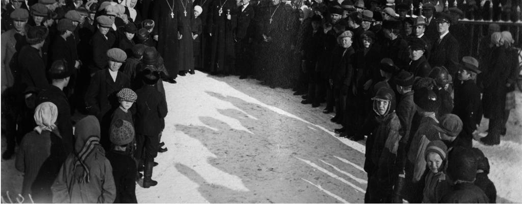18 Juuri Salmissa, Mantsinsaarella sekä Suojärvellä muutos aiheutti riitoja. 19 Edelleen jopa pappien puvut koetettiin muuttaa kansallisemmiksi ts.