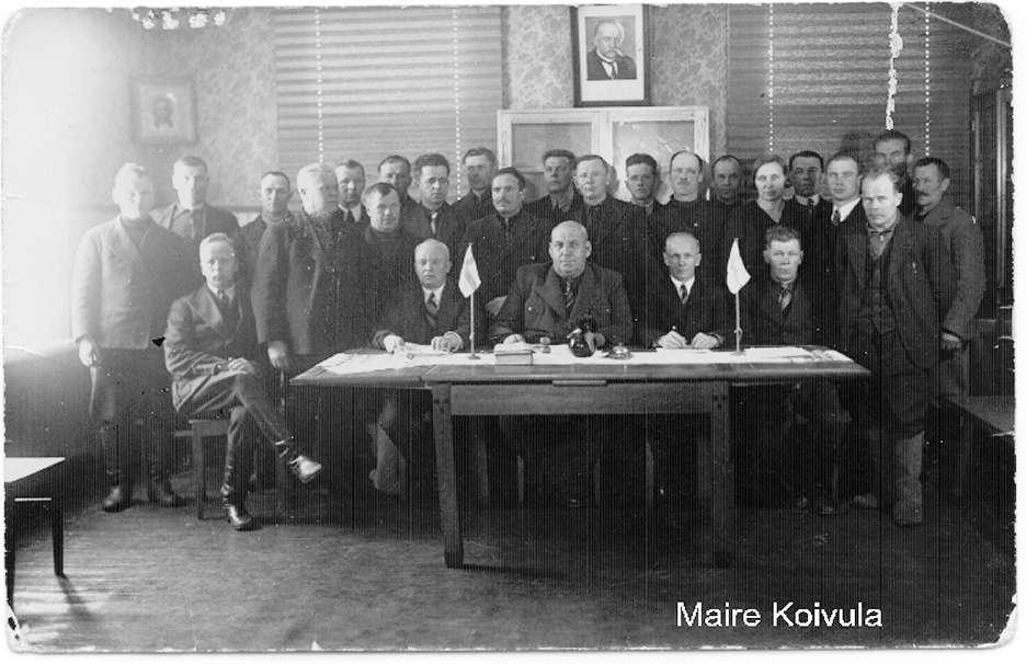 herastuomari V. A. Mensonen 1937-1940 kapteeni Mikko Räbinä 1941-1944 KUVA: SALMIN KUNNANVALTUUSTO 1930-LUVUN LOPULLA. KESKELLÄ EDESSÄ V. A. MENSONEN.