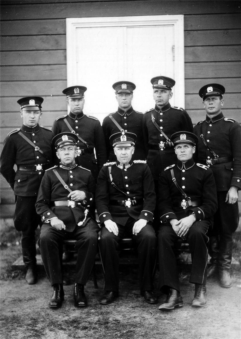 KUVA: SALMIN POLIISIT VUONNA 1938. Edessä istumassa vasemmalta ylikonstaapeli Aleksanteri Toivola, nimismies Mauri Terho ja Uuksun konstaapeli Heikki Kettu.